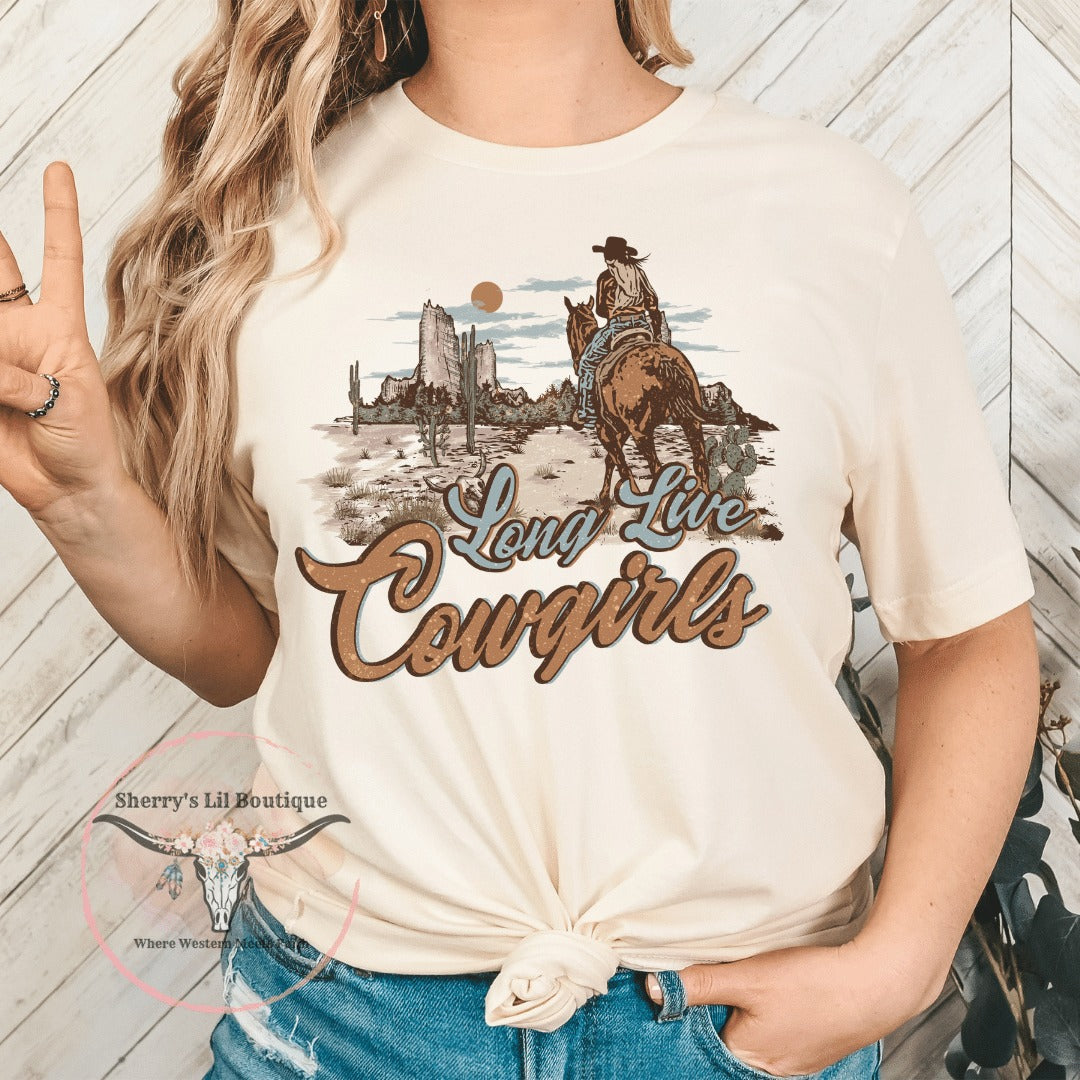 Sand colored Short sleeve t-shirt with vintage westerm desogm. text saus "Long Live Cowgirls"